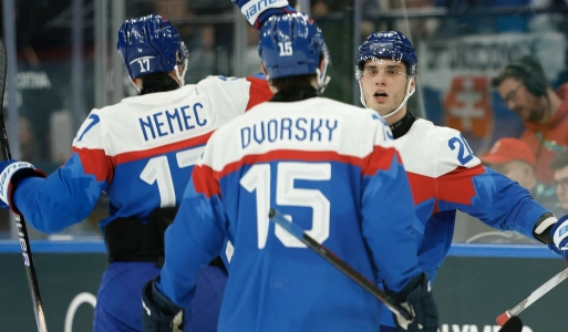 11 f&eacute;vrier 2026 ; Milan, Italie ; Juraj Slafkovsky, de Slovaquie, c&eacute;l&egrave;bre son troisi&egrave;me but avec Simon Nemec et Dalibor Dvorsky, &eacute;galement de Slovaquie, contre la Finlande lors du match de hockey sur glace masculin du groupe B des Jeux olympiques d'hiver Milano Cortina 2026, &agrave; la Milano Santagiulia Ice Hockey Arena.