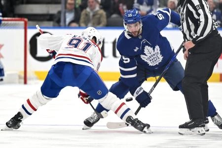 6 d&eacute;cembre 2025; Toronto, Ontario, Canada; Nicolas Roy (55), attaquant des Maple Leafs de Toronto, dispute une mise au jeu contre Oliver Kapanen (91), attaquant des Canadiens de Montr&eacute;al, en troisi&egrave;me p&eacute;riode &agrave; la Scotiabank Arena.