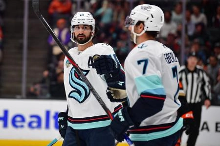 Kraken aiming to reunite Matty Beniers and his former Wolverine teammates