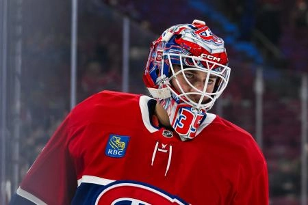 4 novembre 2025; Montr&eacute;al, Qu&eacute;bec, Canada; Le gardien des Canadiens de Montr&eacute;al, Sam Montembeault (35), observe l'&eacute;chauffement avant le match contre les Flyers de Philadelphie au Centre Bell.