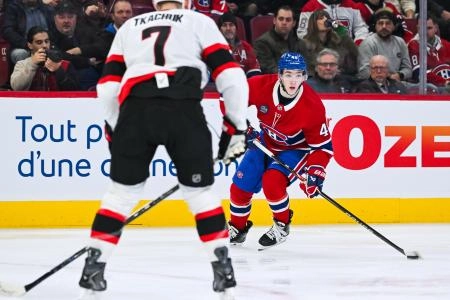 2 d&eacute;cembre 2025; Montr&eacute;al, Qu&eacute;bec, Canada; le d&eacute;fenseur des Canadiens de Montr&eacute;al, Lane Hutson (48), joue la rondelle contre l'ailier gauche des S&eacute;nateurs d'Ottawa, Brady Tkachuk (7), durant la deuxi&egrave;me p&eacute;riode au Centre Bell.