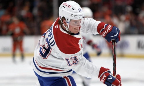 6 mars 2026 ; Anaheim, Californie, &Eacute;tats-Unis ; L'ailier droit des Canadiens de Montr&eacute;al, Cole Caufield (13), s'&eacute;chauffe avant le match contre les Ducks d'Anaheim au Honda Center.