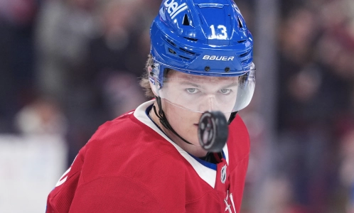 28 f&eacute;vrier 2026 ; Montr&eacute;al, Qu&eacute;bec, CAN ; L'attaquant des Canadiens de Montr&eacute;al Cole Caufield (13) jongle avec un palet pendant l'&eacute;chauffement avant le match contre les Capitals de Washington au Centre Bell.