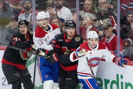 17 janvier 2026; Ottawa (Ontario, Canada); Les centres des S&eacute;nateurs d'Ottawa, Ridly Greig (71) et Shane Pinto (12), suivent la rondelle apr&egrave;s un duel avec les d&eacute;fenseurs des Canadiens de Montr&eacute;al, Noah Dobson (53) et Lane Hutson (48), en troisi&egrave;me p&eacute;riode au Centre Canadian Tire.