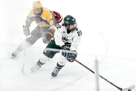 Isaac Howard, de l'Universit&eacute; d'&Eacute;tat du Michigan (&agrave; droite), d&eacute;place le palet tandis que Luke Mittelstadt, du Minnesota, se rapproche au cours de la deuxi&egrave;me p&eacute;riode, le vendredi 26 janvier 2024, &agrave; la Munn Arena d'East Lansing.