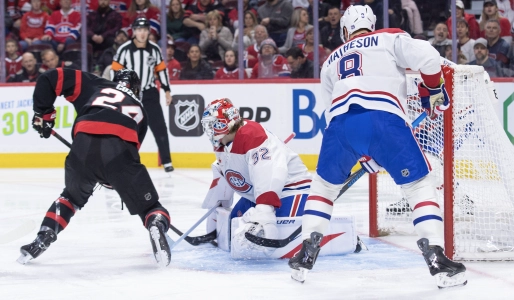 11 mars 2026 ; Ottawa, Ontario, Canada ; Le centre des S&eacute;nateurs d'Ottawa Dylan Cozens (24) obtient une p&eacute;nalit&eacute; en r&eacute;cup&eacute;rant le palet des jambi&egrave;res du gardien des Canadiens de Montr&eacute;al Jacob Fowler (32) au cours de la premi&egrave;re p&eacute;riode au Canadian Tire Centre.