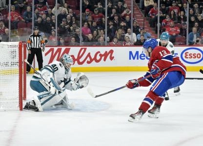 27 f&eacute;vrier 2025; Montr&eacute;al, Qu&eacute;bec, Canada; L'attaquant des Canadiens de Montr&eacute;al, Cole Caufield (13), marque le but vainqueur contre le gardien des Sharks de San Jose, Alexandar Georgiev (40), en prolongation au Centre Bell.