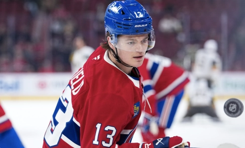 27 janvier 2026 ; Montr&eacute;al, Qu&eacute;bec, Canada ; L'attaquant des Canadiens de Montr&eacute;al, Cole Caufield (13), jongle avec un palet pendant l'&eacute;chauffement pr&eacute;c&eacute;dant le match contre les Golden Knights de Vegas au Centre Bell.