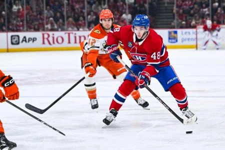15 mars 2026; Montr&eacute;al, Qu&eacute;bec, Canada; le d&eacute;fenseur des Canadiens de Montr&eacute;al, Lane Hutson (48), contr&ocirc;le la rondelle face aux Ducks d'Anaheim durant la troisi&egrave;me p&eacute;riode au Centre Bell.