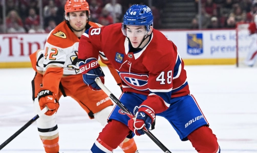 15 mars 2026 ; Montr&eacute;al, Qu&eacute;bec, Canada ; Le d&eacute;fenseur des Canadiens de Montr&eacute;al, Lane Hutson (48), s'empare du palet face aux Ducks d'Anaheim au cours de la troisi&egrave;me p&eacute;riode au Centre Bell.