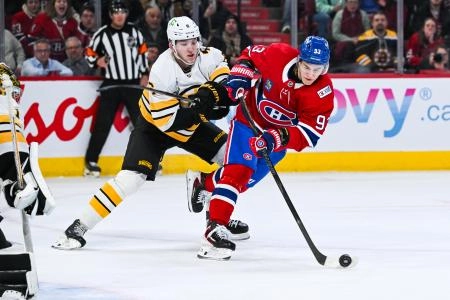 17 mars 2026; Montr&eacute;al, Qu&eacute;bec, Canada; L'ailier droit des Canadiens de Montr&eacute;al, Ivan Demidov (93), joue la rondelle contre le d&eacute;fenseur des Bruins de Boston, Mason Lohrei (6), en prolongation au Centre Bell.