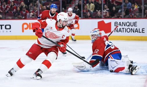 10 janvier 2026 ; Montr&eacute;al, Qu&eacute;bec, Canada ; Le gardien des Canadiens de Montr&eacute;al, Jacob Fowler (32), effectue un arr&ecirc;t face au centre des Red Wings de D&eacute;troit, Dylan Larkin (71), au cours de la deuxi&egrave;me p&eacute;riode au Centre Bell.