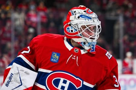 17 mars 2026; Montr&eacute;al, Qu&eacute;bec, Canada; le gardien des Canadiens de Montr&eacute;al, Jacob Fowler (32), observe l'&eacute;chauffement avant le match contre les Bruins de Boston au Centre Bell.