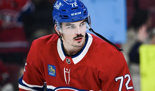 13 novembre 2025 ; Montr&eacute;al, Qu&eacute;bec, Canada ; Le d&eacute;fenseur des Canadiens de Montr&eacute;al, Arber Xhekaj (72), observe l'&eacute;chauffement avant le match contre les Stars de Dallas au Centre Bell.
