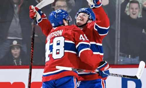 17 mars 2026 ; Montréal, Québec, Canada ; L'ailier droit des Canadiens de Montréal, Cole Caufield (13), célèbre son but décisif en prolongation avec le défenseur Lane Hutson (48) lors du match contre les Bruins de Boston au Centre Bell.