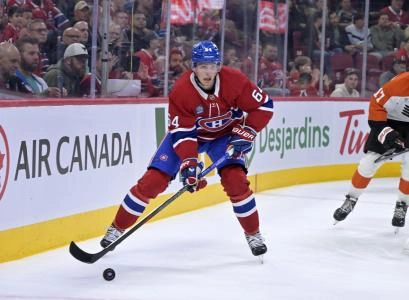 23 septembre 2025; Montr&eacute;al, Qu&eacute;bec, Canada; Le d&eacute;fenseur des Canadiens de Montr&eacute;al, David Reinbacher (64), contr&ocirc;le la rondelle durant la deuxi&egrave;me p&eacute;riode contre les Flyers de Philadelphie au Centre Bell.