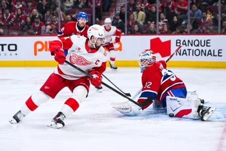 10 janvier 2026; Montr&eacute;al, Qu&eacute;bec, Canada; le gardien des Canadiens de Montr&eacute;al, Jacob Fowler (32), effectue un arr&ecirc;t face au centre des Red Wings de Detroit, Dylan Larkin (71), durant la deuxi&egrave;me p&eacute;riode au Centre Bell.