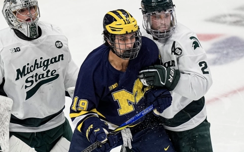 Le gardien de but de Michigan State, Trey Augustine (1), &agrave; gauche, d&eacute;fend ses cages face &agrave; l'attaquant du Michigan, Michael Hage (19), lors de la deuxi&egrave;me p&eacute;riode du &laquo; Duel in the D &raquo; &agrave; la Little Caesars Arena de D&eacute;troit, le samedi 7 f&eacute;vrier 2026.