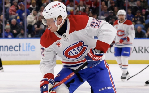 1er mars 2025 ; Buffalo, New York, &Eacute;tats-Unis ; L'ailier droit des Canadiens de Montr&eacute;al, Patrik Laine (92), s'appr&ecirc;te &agrave; tirer au but lors de la premi&egrave;re p&eacute;riode du match contre les Sabres de Buffalo au KeyBank Center.