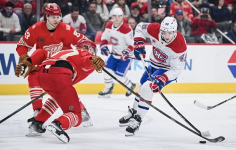 19 mars 2026 ; D&eacute;troit, Michigan, &Eacute;tats-Unis ; Le d&eacute;fenseur des Canadiens de Montr&eacute;al, Lane Hutson (48), tire au but tandis que le d&eacute;fenseur des Red Wings de D&eacute;troit, Simon Edvinsson (77), le contrarie, lors de la premi&egrave;re p&eacute;riode &agrave; la Little Caesars Arena.