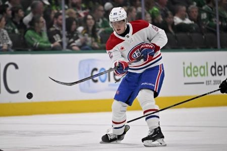16 janvier 2025 ; Dallas, Texas, &Eacute;tats-Unis ; l'ailier gauche des Canadiens de Montr&eacute;al, Patrik Laine (92), patine contre les Stars de Dallas durant la premi&egrave;re p&eacute;riode au American Airlines Center.
