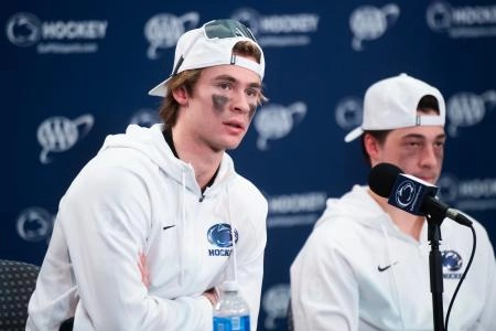 Gavin McKenna de Penn State, � gauche, r�pond � une question lors dune conf�rence de presse dapr�s-match � la suite dun match de hockey Big Ten contre Michigan State au Beaver Stadium le 31 janvier 2026 � State College.
