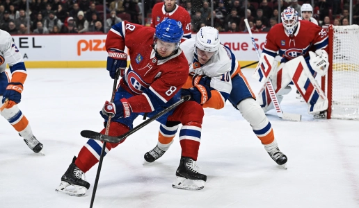 3 d&eacute;cembre 2024 ; Montr&eacute;al, Qu&eacute;bec, Canada ; Le d&eacute;fenseur des Canadiens de Montr&eacute;al, Mike Matheson (8), d&eacute;fend le palet face &agrave; l'ailier droit des Islanders de New York, Simon Holmstrom (10), au cours de la deuxi&egrave;me p&eacute;riode au Centre Bell.