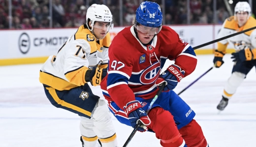 16 octobre 2025 ; Montr&eacute;al, Qu&eacute;bec, Canada ; L'ailier droit des Canadiens de Montr&eacute;al, Patrik Laine (92), d&eacute;fend le palet face &agrave; l'ailier droit des Predators de Nashville, Luke Evangelista (77), au cours de la premi&egrave;re p&eacute;riode au Centre Bell.