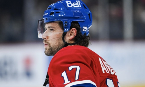 14 mars 2026 ; Montr&eacute;al, Qu&eacute;bec, Canada ; Josh Anderson (17), l'ailier droit des Canadiens de Montr&eacute;al, observe l'&eacute;chauffement avant le match contre les Sharks de San Jos&eacute; au Centre Bell.