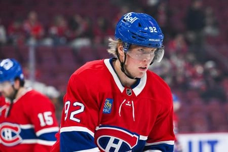 16 octobre 2025; Montr&eacute;al (Qu&eacute;bec); Patrik Laine (92), ailier droit des Canadiens de Montr&eacute;al, observe l'&eacute;chauffement avant le match contre les Predators de Nashville au Centre Bell.