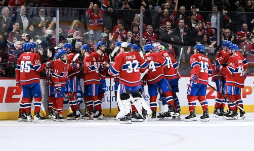 17 mars 2026 ; Montr&eacute;al, Qu&eacute;bec, Canada ; Les joueurs des Canadiens de Montr&eacute;al se rassemblent pour f&ecirc;ter leur victoire contre les Bruins de Boston &agrave; l'issue du match au Centre Bell.