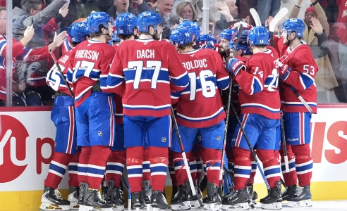 27 janvier 2026 ; Montr&eacute;al, Qu&eacute;bec, Canada ; L'attaquant des Canadiens de Montr&eacute;al, Jake Evans (71), c&eacute;l&egrave;bre avec ses co&eacute;quipiers apr&egrave;s avoir marqu&eacute; le but de la victoire contre les Golden Knights de Vegas lors de la prolongation au Centre Bell.