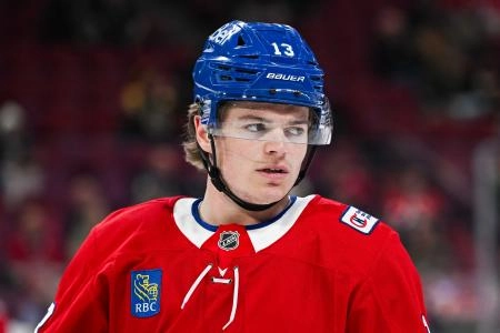 17 mars 2026; Montr&eacute;al, Qu&eacute;bec, Canada; Cole Caufield (13), ailier droit des Canadiens de Montr&eacute;al, observe l'&eacute;chauffement avant le match contre les Bruins de Boston au Centre Bell.