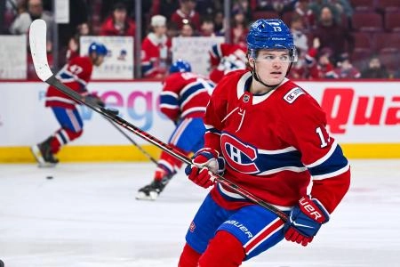 17 mars 2026; Montr&eacute;al, Qu&eacute;bec, Canada; Cole Caufield (13), ailier droit des Canadiens de Montr&eacute;al, observe l'&eacute;chauffement avant le match contre les Bruins de Boston au Centre Bell.