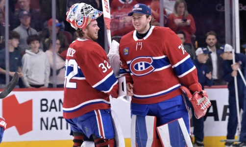 7 janvier 2026 ; Montr&eacute;al, Qu&eacute;bec, Canada ; Les joueurs des Canadiens de Montr&eacute;al, dont les gardiens Jacob Fowler (32) et Jakub Dobes (75), c&eacute;l&egrave;brent leur victoire contre les Flames de Calgary au Centre Bell.