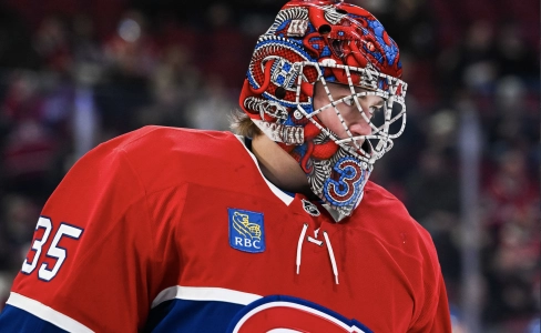 26 février 2026 ; Montréal, Québec, Canada ; Le gardien des Canadiens de Montréal, Samuel Montembeault (35), observe la mise en condition avant le match contre les Islanders de New York au Centre Bell.
