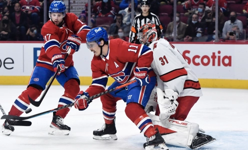 21 octobre 2021 ; Montr&eacute;al, Qu&eacute;bec, Canada ; Apr&egrave;s consultation de la vid&eacute;o, les arbitres ont jug&eacute; que l'attaquant des Canadiens de Montr&eacute;al, Brendan Gallagher (11), avait g&ecirc;n&eacute; le gardien des Hurricanes de la Caroline, Frederik Andersen (31), lors de cette action non valid&eacute;e au cours de la premi&egrave;re p&eacute;riode au Centre Bell.