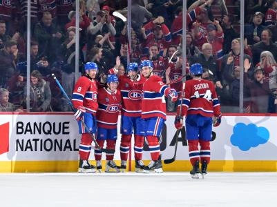 24 mars 2026; Montr&eacute;al, Qu&eacute;bec, Canada; L'attaquant des Canadiens de Montr&eacute;al, Juraj Slafkovsky (20), c&eacute;l&egrave;bre avec ses co&eacute;quipiers apr&egrave;s avoir marqu&eacute; un but contre les Hurricanes de la Caroline en deuxi&egrave;me p&eacute;riode au Centre Bell.