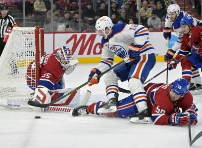 18 novembre 2024; Montr�al, Qu�bec, Canada; Le gardien des Canadiens de Montr�al, Sam Montembeault (35), arr�te l'attaquant des Oilers d'Edmonton, Zach Hyman (18), avec l'aide de son co�quipier, le d�fenseur David Savard (58), en premi�re p�riode au Centre Bell.