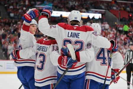 30 mars 2025�; Sunrise, Floride, �tats-Unis�; l�ailier droit des Canadiens de Montr�al, Patrik Laine (92), c�l�bre avec ses co�quipiers apr�s avoir marqu� contre les Panthers de la Floride en premi�re p�riode � l�Amerant Bank Arena.