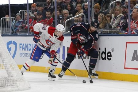 17 novembre 2025�; Columbus, Ohio, �tats-Unis�; le centre des Blue Jackets de Columbus, Zach Aston-Reese (27), et le d�fenseur des Canadiens de Montr�al, Lane Hutson (48), se disputent la rondelle durant la deuxi�me p�riode � la Nationwide Arena.