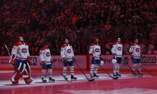 21 d�cembre 2025; Pittsburgh, Pennsylvanie, �tats-Unis; L'alignement partant des Canadiens de Montr�al (de gauche � droite), comprenant le gardien Jakub Dobes (75), l'ailier droit Cole Caufield (13), le centre Nick Suzuki (14), les d�fenseurs Mike Matheson (8) et Noah Dobson (53), et l'ailier droit Zachary Bolduc (76), se tient debout pendant l'hymne national canadien contre les Penguins de Pittsburgh au PPG Paints Arena.