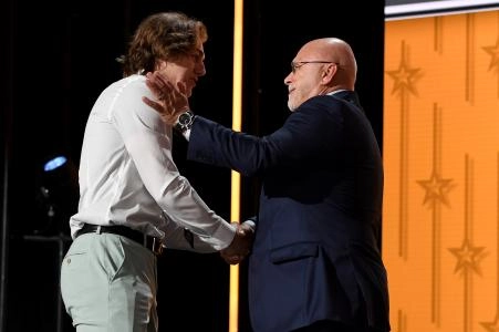 28 juin 2023 ; Nashville, Tennessee, États-Unis ; Tanner Molendyk, choix des Predators de Nashville, serre la main du nouveau directeur général Barry Trotz après avoir été sélectionné au 24e rang du premier tour du repêchage 2023 de la LNH à la Bridgestone Arena.