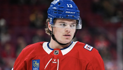 17 mars 2026 ; Montr�al, Qu�bec, Canada ; Cole Caufield (13), l'ailier droit des Canadiens de Montr�al, observe l'�chauffement avant le match contre les Bruins de Boston au Centre Bell.