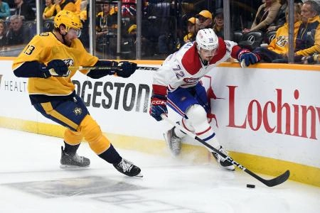 5 mars 2024�; Nashville, Tennessee, �tats-Unis�; le d�fenseur des Canadiens de Montr�al, Arber Xhekaj (72), contr�le la rondelle sous la pression du centre des Predators de Nashville, Yakov Trenin (13), durant la premi�re p�riode � la Bridgestone Arena.