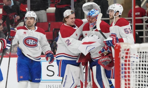 29 mars 2026 ; Raleigh, Caroline du Nord, �tats-Unis ; Le gardien des Canadiens de Montr�al, Jakub Dobes (75), est f�licit� par le gardien Jacob Fowler (32), le d�fenseur Noah Dobson (53) et le centre Alex Newhook (15) apr�s leur victoire contre les Hurricanes de la Caroline au Lenovo Center.
