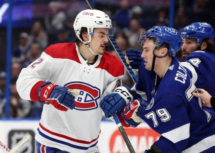 28 d�cembre 2022�; Tampa, Floride, �tats-Unis�; le d�fenseur des Canadiens de Montr�al, Arber Xhekaj (72), et le centre du Lightning de Tampa Bay, Ross Colton (79), se battent durant la troisi�me p�riode � l�Amalie Arena.