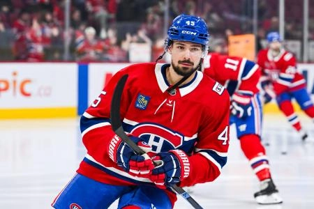 17 mars 2026; Montr�al, Qu�bec, Canada; le d�fenseur des Canadiens de Montr�al, Alexandre Carrier (45), observe l'�chauffement avant le match contre les Bruins de Boston au Centre Bell.