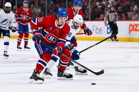 4 avril 2024; Montr�al, Qu�bec, Canada; Juraj Slafkovsky (20), ailier gauche des Canadiens de Montr�al, joue la rondelle contre Nikita Kucherov (86), ailier droit du Lightning de Tampa Bay, durant la premi�re p�riode au Centre Bell.