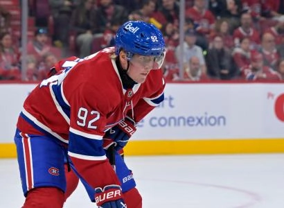 14 octobre 2025; Montréal, Québec, Canada; L'attaquant des Canadiens de Montréal, Patrik Laine (92), se prépare à une mise au jeu contre le Kraken de Seattle durant la première période au Centre Bell.